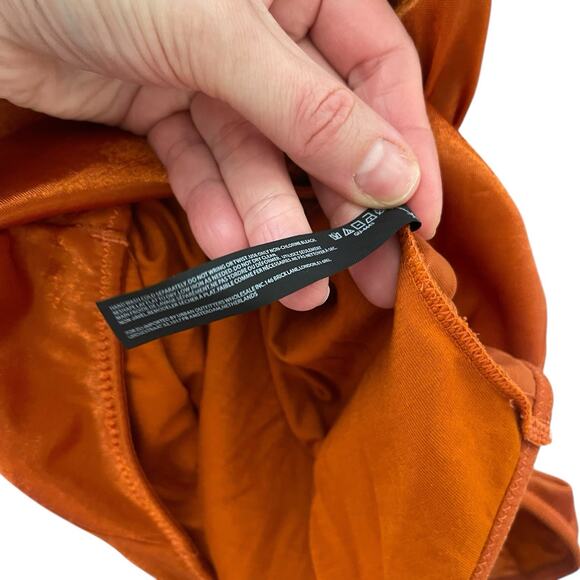 NWT Out From Under Womens Medium Bodysuit Thong Open Back Top Underwire Cups - Picture 5 of 11